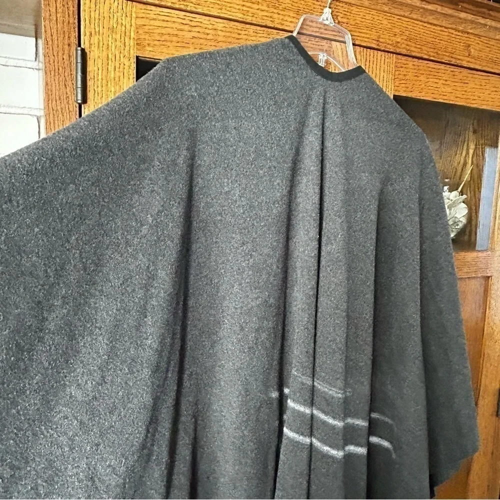 L’AGENCE Wool / Cashmere Fringed Gray Cape | One Size